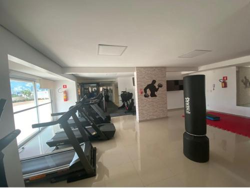 a gym with treadmills and a treadmill at Apto 3 Quartos com Ar, Piscina, Garagem - Cuiabá in Cuiabá