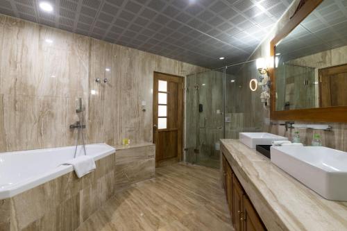 Et badeværelse på Araliya Green Hills Hotel
