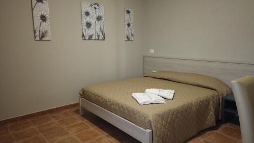 1 dormitorio con 1 cama con 2 toallas en B&B Al Belvedere en Volturino