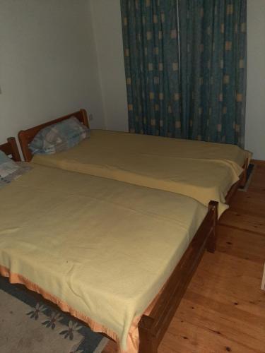 2 camas individuais num quarto com uma janela em EFTHYMIOS Φθηνη και ησυχη διαμονη em Grammatikoú
