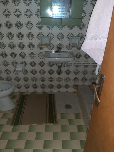 La salle de bains est pourvue d'un lavabo et de toilettes. dans l'établissement EFTHYMIOS Φθηνη και ησυχη διαμονη, à Grammatikoú