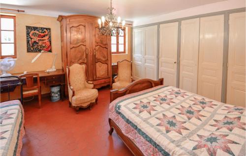 Ένα ή περισσότερα κρεβάτια σε δωμάτιο στο Lovely Home In La Garde With Kitchen
