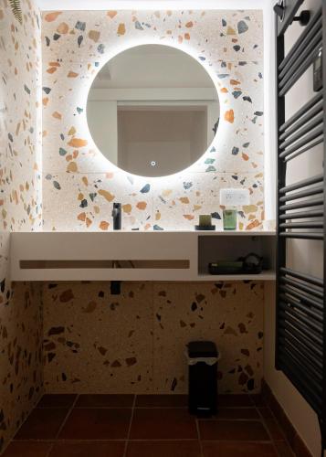 une salle de bain avec un lavabo et un miroir dans l'établissement Villa Agave, à Camps-la-Source