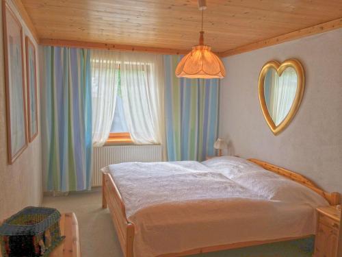 キルヒベルク・イン・チロルにあるApartment Weinbergのベッドルーム1室(ベッド1台、鏡、窓付)