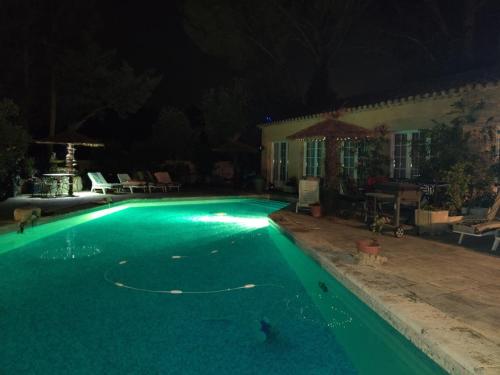 Πισίνα στο ή κοντά στο Gites Climatisés Piscine Chauffée La Balancelle