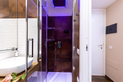 łazienka z prysznicem, wanną i umywalką w obiekcie Club 57 Imperial Rooms w Cagliari