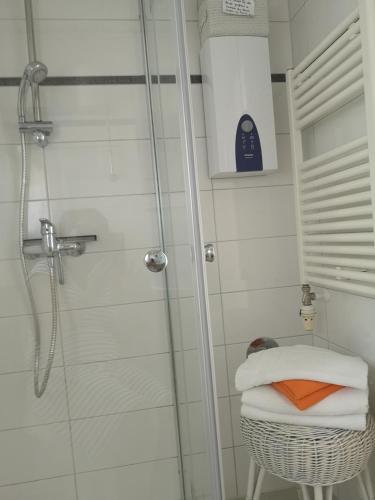 a bathroom with a shower and a toilet with towels at Ferienhaus Sommerlust in Ueckeritz