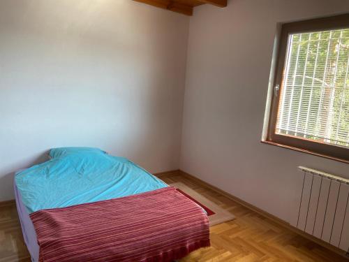 Tempat tidur dalam kamar di Sarajevo Nisici Vila Nature