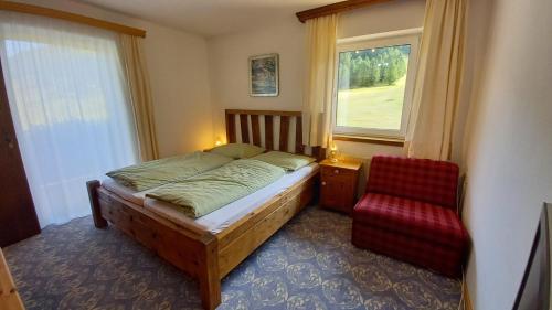 Un pat sau paturi într-o cameră la Ferienwohnungen Almsonne