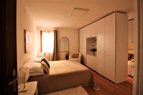 Un pat sau paturi într-o cameră la Charming canal view San Marco apartment