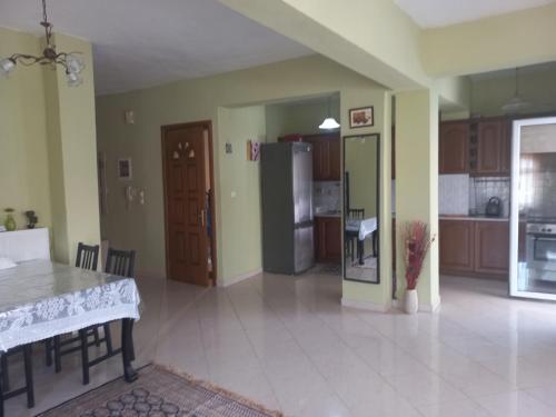 cocina y comedor con mesa y mesa y cocina en Big apartment next to Olympus mountain, en Litóchoron