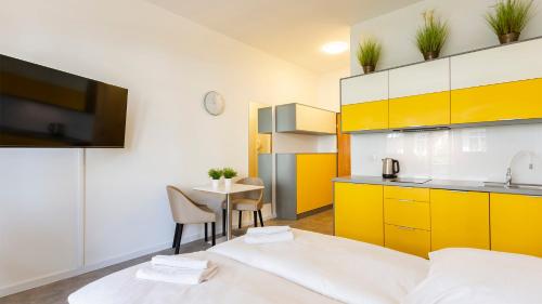 Postel nebo postele na pokoji v ubytování VacationClub - Trzy Korony Jagiellonów Apartament 9