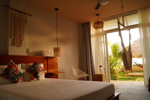 Una cama o camas en una habitación de Alive Beach House