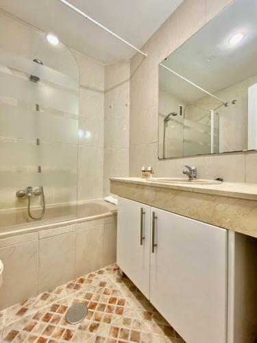 Cozy Malasaña – Studio with Balcony in Madrid, AC