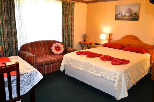 ein Hotelzimmer mit einem Bett und einem Stuhl in der Unterkunft Palms Bed & Breakfast in Perth