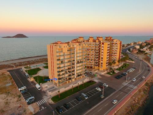 - une vue aérienne sur un bâtiment à côté de l'océan dans l'établissement La Manga Principe Relax Ferienwohnung am Strand mit exklusiver Ausstattung, à Los Narejos