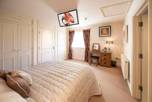 Кровать или кровати в номере Oberon River View Apartment