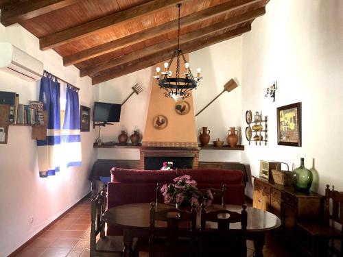 een woonkamer met een bank en een tafel bij Casa Rural El Poleo in Villaviciosa de Córdoba