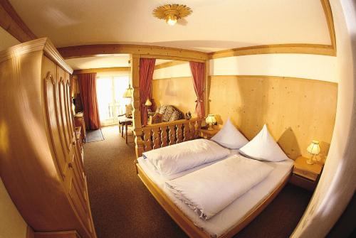 ein Schlafzimmer mit einem Bett in der Mitte eines Zimmers in der Unterkunft Landhaus Brigitte in Bayersoien