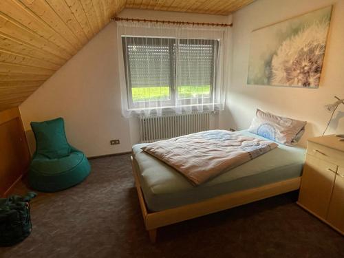 سرير أو أسرّة في غرفة في Ferienwohnung Reblandblick