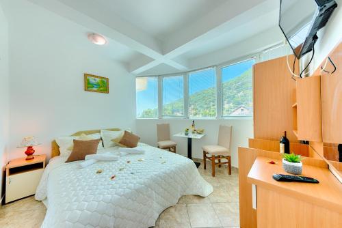 - une chambre avec un lit, une table et des chaises dans l'établissement HOTEL DANA, à Čanj