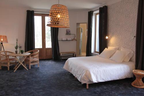 Postel nebo postele na pokoji v ubytování Eclosion Château Hôtel & Restaurant