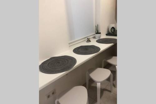 ein Badezimmer mit 3 Waschbecken und einem Spiegel in der Unterkunft Wohnung in Wien in Wien