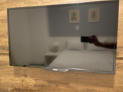 a person taking a picture of a room in a mirror at Biarritz temporadalitoranea in São Luís