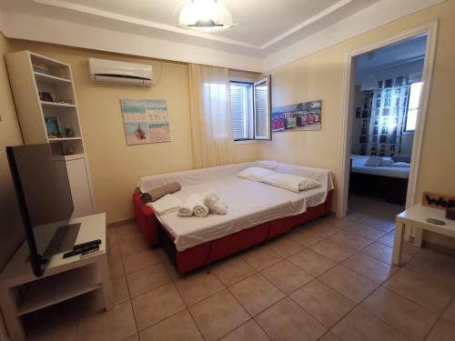 a small bedroom with a bed and a bathroom at Casa Bella a Skala 2 in Skala Kefalonias