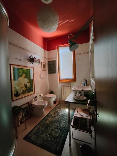 Bilik mandi di B&B Esterofili