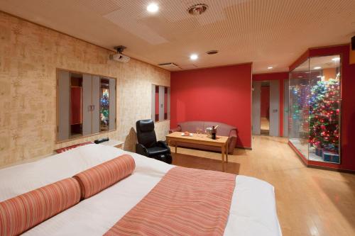 a bedroom with a christmas tree in a room at ホテル ブランチャペルクリスマス 四日市 in Yokkaichi