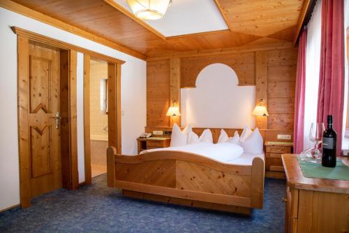 - une chambre avec un lit dans une pièce en bois dans l'établissement Eggerstüberl, à Ischgl