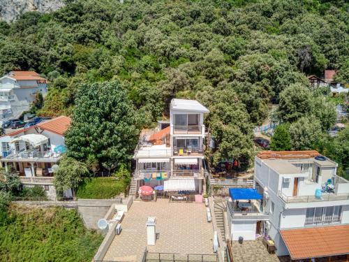 an aerial view of a house with a yard at Dolcinium Kruce in Ulcinj