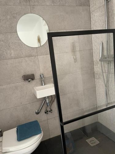 une salle de bain avec un lavabo, des toilettes et un miroir dans l'établissement Home Sweet Home Champs Elysées, à Paris