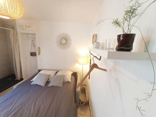 une chambre avec un lit et une table avec une lampe dans l'établissement Home Sweet Home Champs Elysées, à Paris