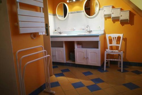聖卡斯萊吉爾多的住宿－Agréable maison entre plage (900m) et forêt (600m)，一间带水槽和两面镜子的浴室