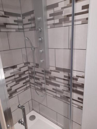 W łazience znajduje się prysznic ze szklanymi drzwiami. w obiekcie Maison petit ion jean mi et flo w mieście Vendays-Montalivet