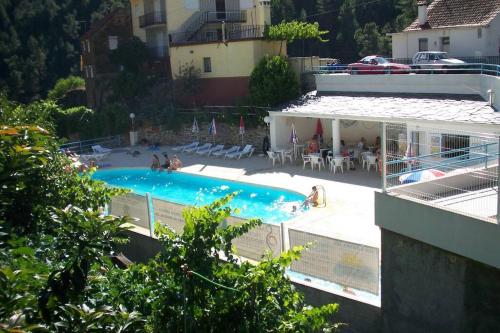 a view of a swimming pool with people in it at Casinha de Xisto - Serra do Açor in Benfeita