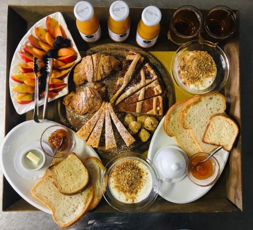 ein Tablett mit verschiedenen Brotsorten in der Unterkunft Agriturismo Corte Carezzabella in San Martino di Venezze