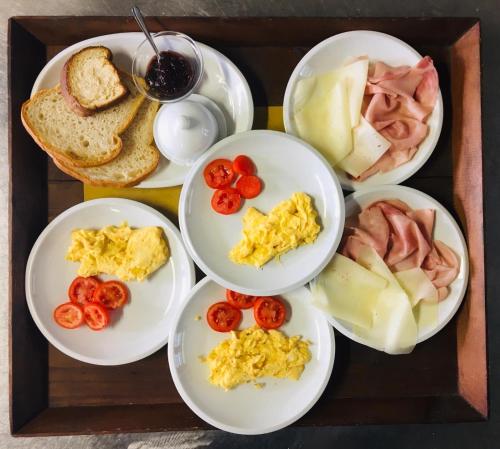 ein Tablett mit Frühstücksteller auf einem Tisch in der Unterkunft Agriturismo Corte Carezzabella in San Martino di Venezze