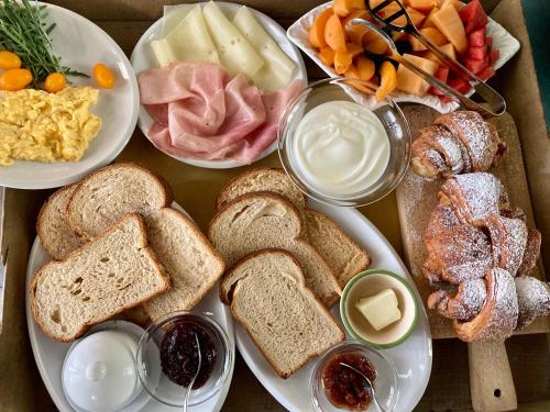 ein Tablett mit verschiedenen Brotsorten und anderen Lebensmitteln in der Unterkunft Agriturismo Corte Carezzabella in San Martino di Venezze