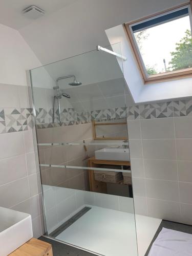 La salle de bains est pourvue d'une douche et d'un lavabo. dans l'établissement Chambres des marais, à Merville-Franceville-Plage