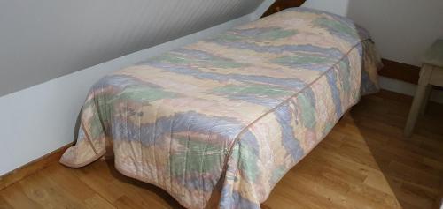 a bed sitting in a corner of a room at Gite à la ferme in La Ferté-Saint-Samson