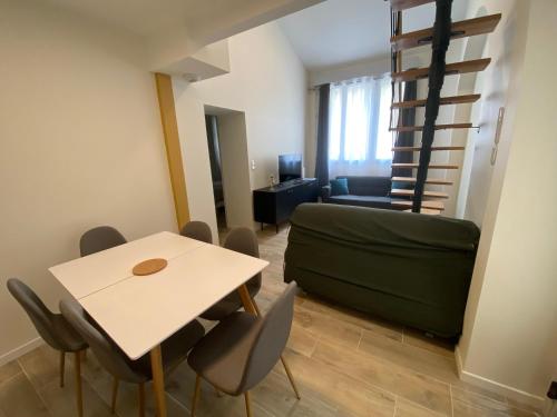 un salon avec une table et un canapé dans l'établissement ALBIAPPART HYPER CENTRE, à Albi