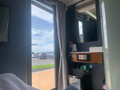 een slaapkamer met een glazen schuifdeur met uitzicht op een landingsbaan bij SnapNap in Storabø