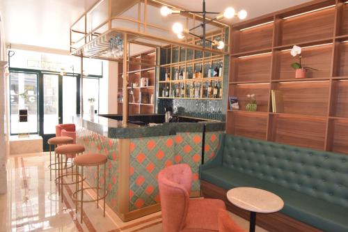 a bar with a green bench in a restaurant at Residencial Florescente in Lisbon