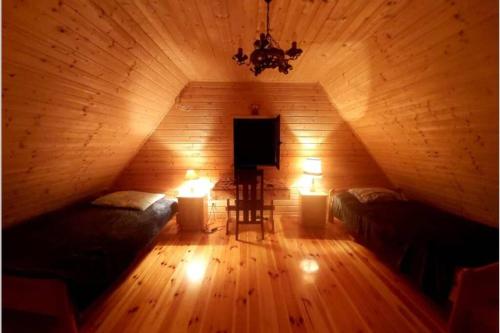 una habitación con 2 sofás y 2 lámparas en una habitación en Siedlisko Czarny Bocian en Giby