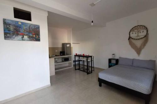 a living room with a bed and a kitchen at Casa en Mahahual cerca de la playa D2 in Mahahual