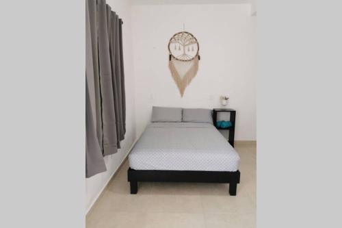 ein Schlafzimmer mit einem Bett in einem Zimmer in der Unterkunft Casa en Mahahual cerca de la playa D1 in Mahahual