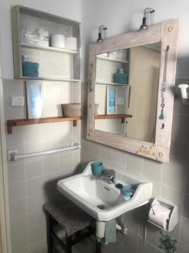 ein Badezimmer mit Waschbecken und Spiegel in der Unterkunft Vinaros : Maison de Ville à 100m de la plage in Vinarós